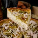 Кіш з куркою, сирами та соусом Песто