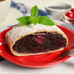Штрудель маковий з вишнею