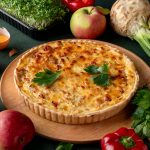Кіш з беконом та з стручковою салерою та яблуками