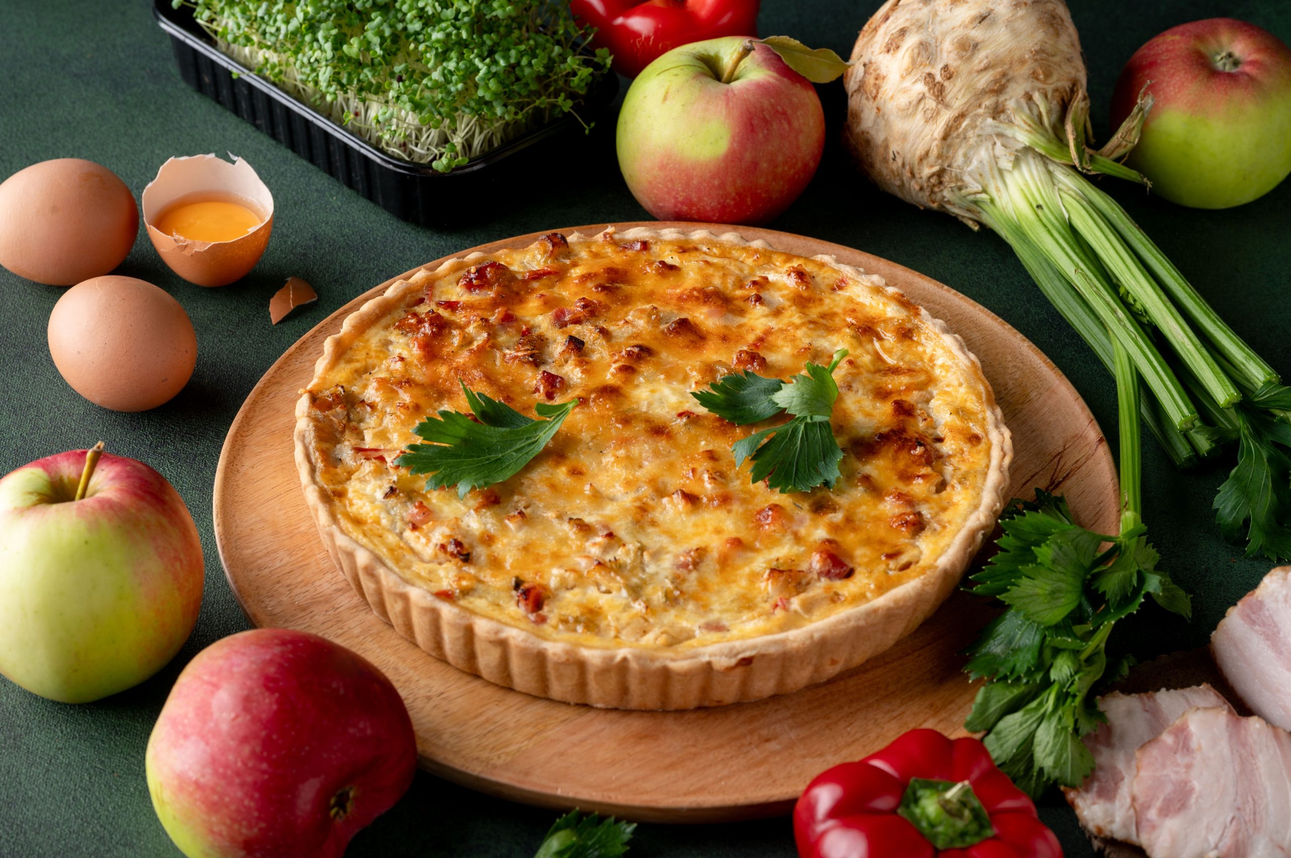 Кіш з беконом та з стручковою салерою та яблуками